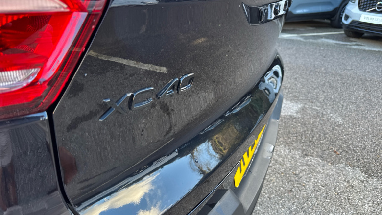 Volvo XC40 2.0 B4P Ultra Black Edition 5dr Auto Petrol Estate